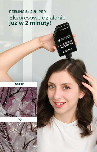 Kobieta aplikuje peeling Aromase na skórę głowy, obok widoczne są zbliżenia skóry głowy przed i po zastosowaniu produktu.
